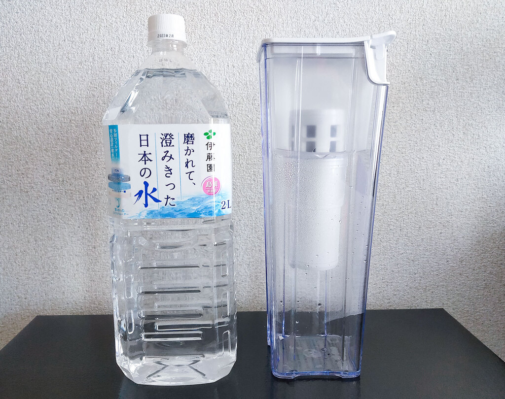 三菱ケミカル ポット型浄水器クリンスイ(cp012)と2リットルペットボトルの水