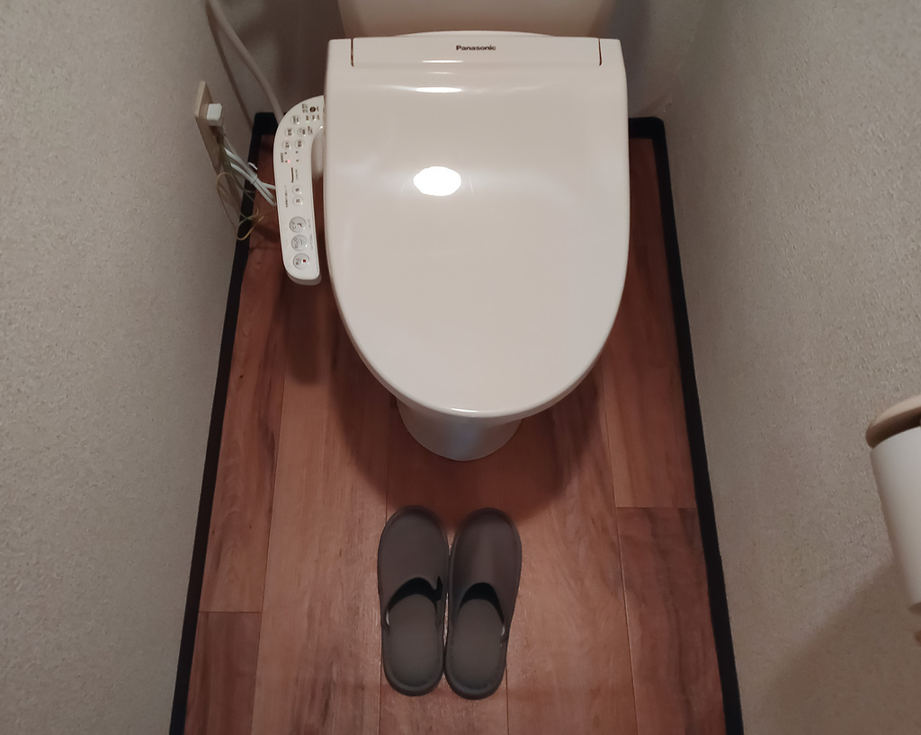 床にスリッパ以外何も置かないシンプリストのトイレ