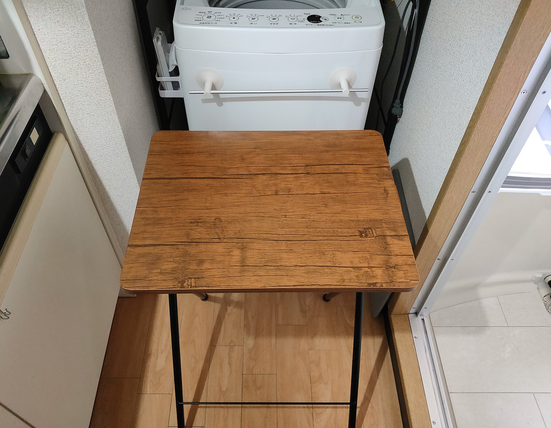 キッチンに調理の作業台として置いた折りたたみテーブル