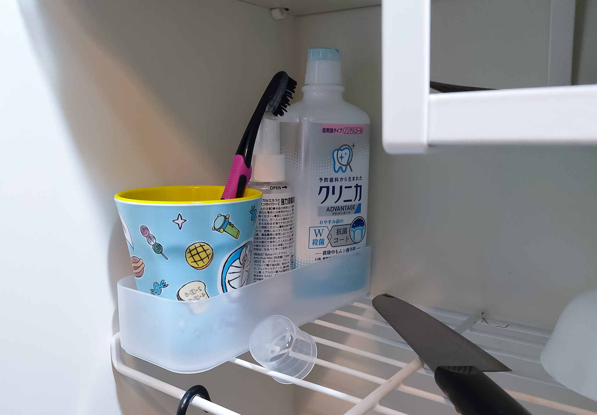キッチンの水切り棚に置いた歯ブラシ、マウスウォッシュ
